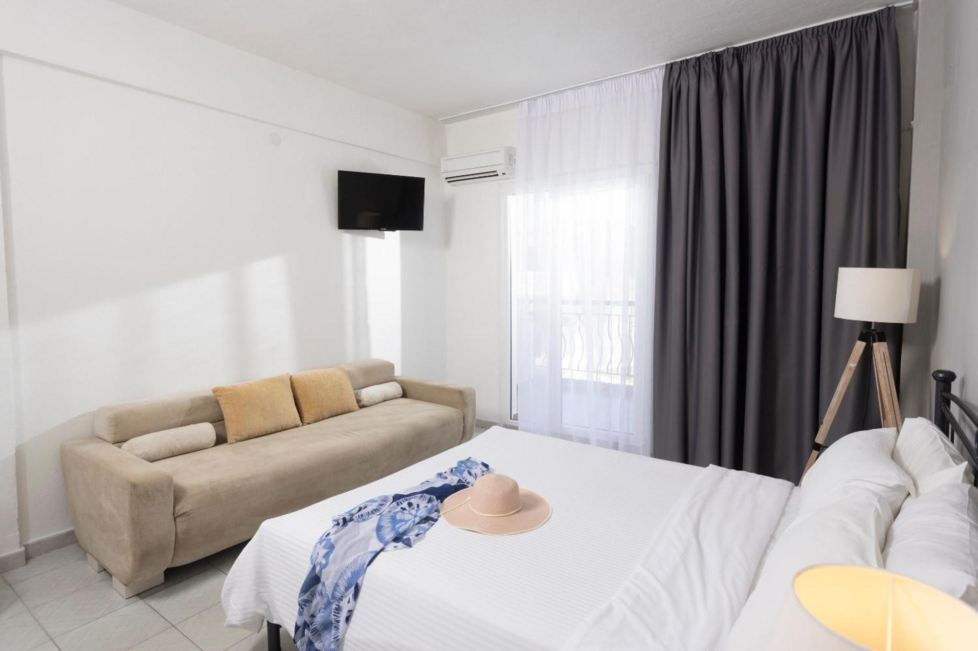 Hotel Jenny, Siviri