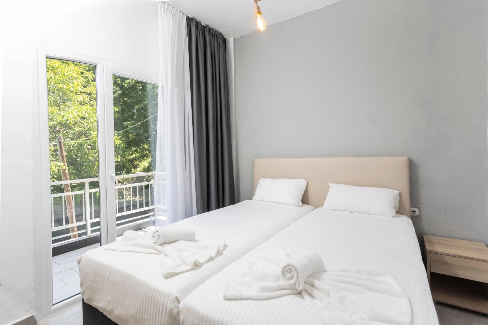 Hotel Jenny, Siviri
