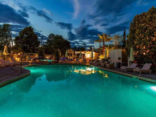 Hotel Jenny, Siviri